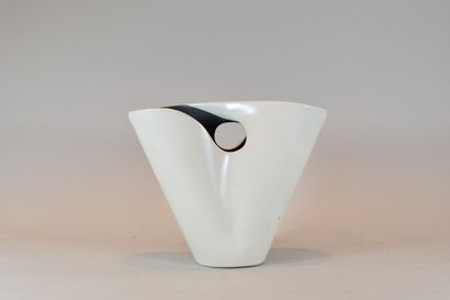 null VALLAURIS

Vase noir et blanc

H. 23 cm, L. 27,5 cm.