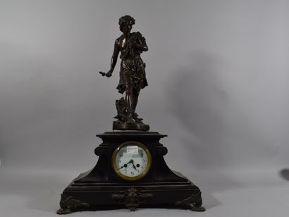 null MOREAU Auguste (1834-1917)

Pendule borne en marbre noir surmontée d'un chasseur...