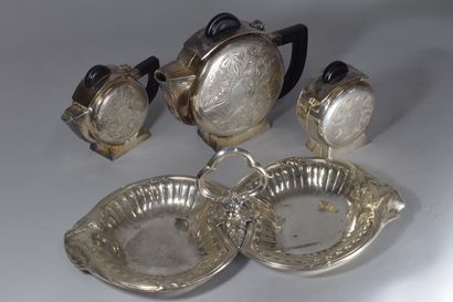 null Lot of silver plated metal including:

1 sugar bowl, H: 13 cm 

- 1 egoistic...