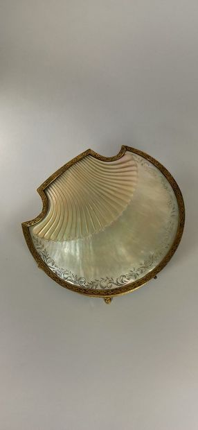 null Coffret en forme de coquillage en laiton doré

XIXème siècle