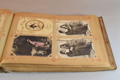 null Album de cartes postales fantaisie

Taches et déchirures. 



H. 27 cm; L. 39...