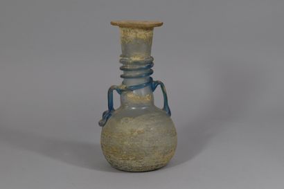 Vase en verre flanqué de deux anses bleutées...