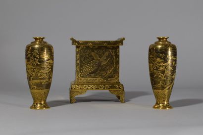 null JAPON, Epoque Meiji

Cabinet et deux vases miniatures

H. 11cm.
