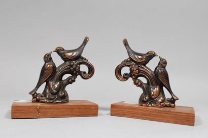 null 
Lot including: lacquer box and two bookends









- Two bird bookends. Accident...