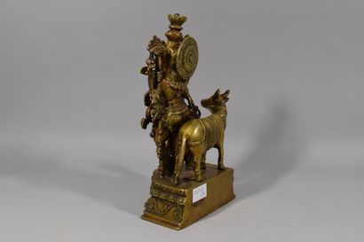null Bronze statuette representing a divinity with a bull.

H: 31 cm
