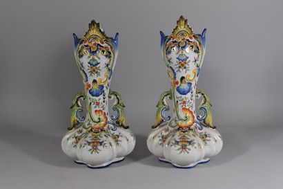 null Pair of earthenware vases in the old Rouen style 

Work of the beginning of...