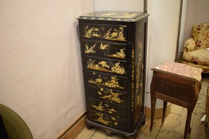 null JAPAN

Lacquered secretary opening with a flap and four drawers. Decorated with...