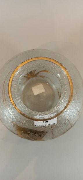 null Vase boule en verre à decor doré d'une scène aquatique.Signé.

H.: 20,5 cm -...