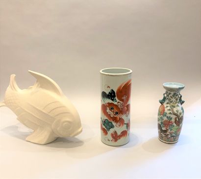 null Lot including:

- A white crackled ceramic fish, H.: 31 cm L.: 40 cm

- Vase...