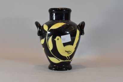 null VALLAURIS

Vase en céramique noir à décor de colombes jaunes, signé et numéroté...