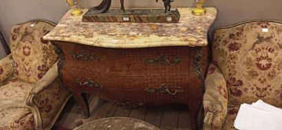 null Commode de style Louis XV à dessus de marbre