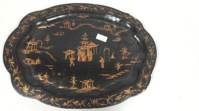 null CHINE, XIXème siècle

Large plateau en bois et laque à décor brun/rouge et or...