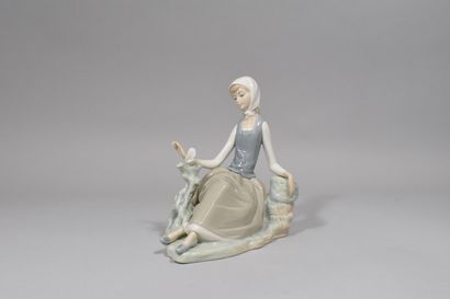 null LLADRO 

4 porcelain subjects:

- Girl with balloons, H: 27 cm

- Mother and...