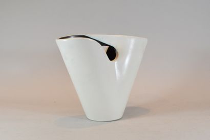 VALLAURIS 
Vase noir et blanc 
H. 23 cm,...