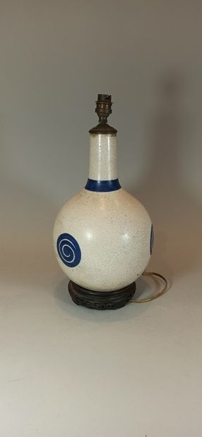 null CHINA

Cracked vase mounted in a lamp with blue geometric decoration. 

H.40...