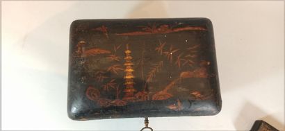 null JAPAN

Set of two lacquer boxes, one with landscape decoration and the other...