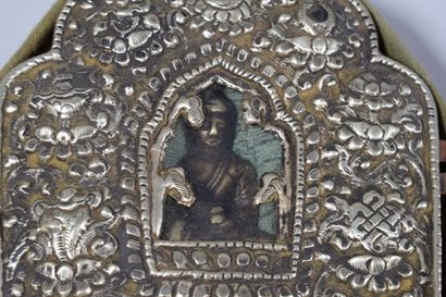 null Small portable Buddhist altar part silver

H: 12,5 cm W: 9 cm