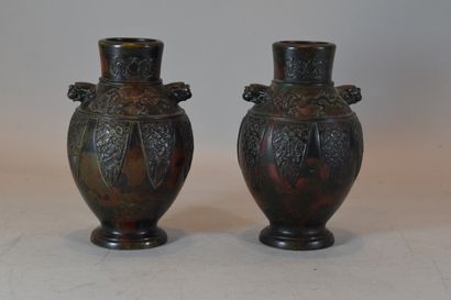null CHINE, Fin XIXe siècle

Paire de vases balustre en bronze à décor dragons et...
