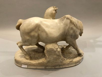 null ANONYMOUS, 20th century, 

Mare and her foal 

Marble

H.: 31 cm - W.: 45 cm...
