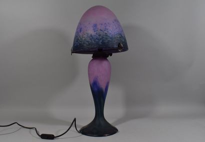  THE FRENCH GLASS 
Lamp called "Mushroom" in multi-layered glass in shades of pink...
