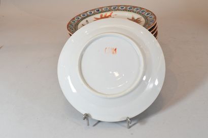 null Lot of various porcelain including: 

- 1 salad bowl, 

- 1 bowl 

- 1 spoon...