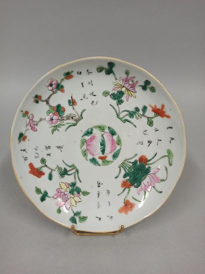 null CHINA, Early 20th century.

Earthenware plate with floral decoration and ideograms,...