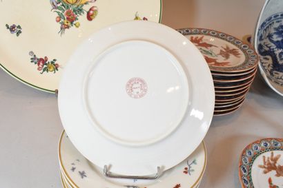 null Lot of various porcelain including: 

- 1 salad bowl, 

- 1 bowl 

- 1 spoon...