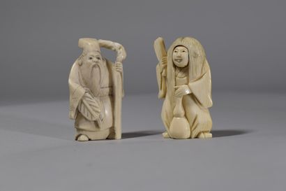 null JAPAN, Early 20th century

Set of two ivory okimono imitating netsuke.

H. 5...