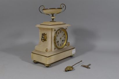 null An alabaster clock topped by a cup 19th century 

Misses and accidents

H: 26...