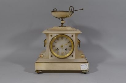 null An alabaster clock topped by a cup 19th century 

Misses and accidents

H: 26...