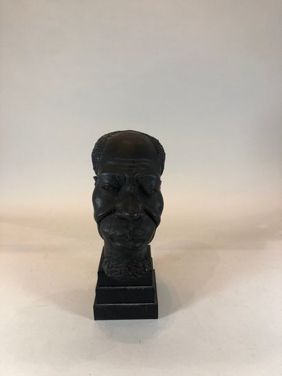 null G. MASSEN

Tête d'africain

Ebène

H. totale: 31 cm.

(Socle)