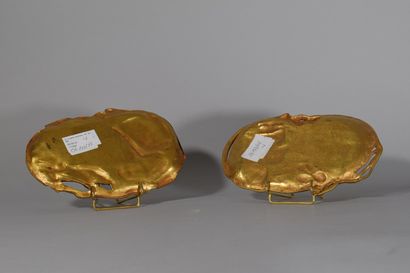 null Ensemble de deux vides-poches style Art Nouveau en bronze à patine dorée, l'un...