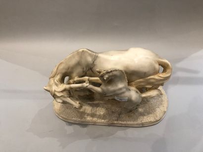 null ANONYMOUS, 20th century, 

Mare and her foal 

Marble

H.: 31 cm - W.: 45 cm...