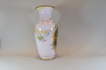 null Vase en porcelaine décoré d'une scène "Le petit prédicateur"

H. 44 cm - D....