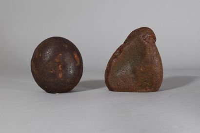 null Deux statuettes en pierre dure représentant des bouddhas 

H.: 10 cm et 11 ...