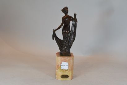 null A. BERNHEIM 

Bronze de femme sur socle de marbre 

Oxydation du bronze et égrenures...