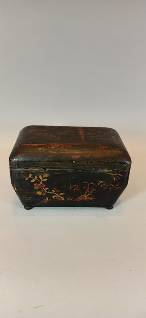 null JAPAN

Set of two lacquer boxes, one with landscape decoration and the other...