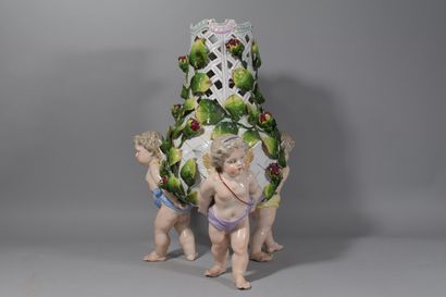 null Grand vase en porcelaine CAPODIMONTE

quelques egrenures et manques 

H. : 45...