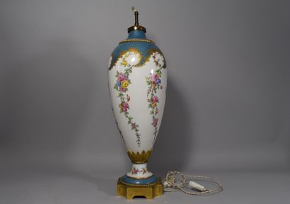 Pied de lampe en porcelaine de Paris à décor...