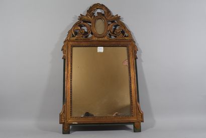 null Glace cadre doré,

 XIXème siècle,

H: 72 cm L: 44 cm 

Accident