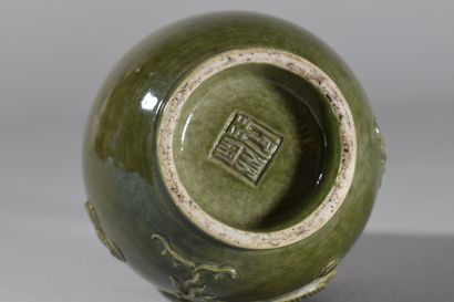 null CHINE

Petit vase en céramique vernissée verte à décor d'un dragon en léger...