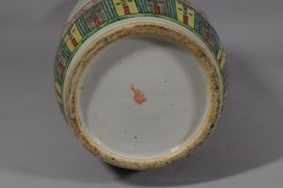 null CHINE - Début XXe siècle 

Grand vase en porcelaine de famille verte

H.: 45...