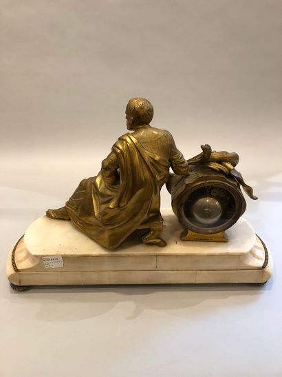 null Pendule en marbre blanc et bronze doré par Ph. MOUREY à décor d'un homme vétu...