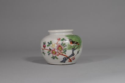 null Porcelain lot including :

- 1 polylobed cup with chrysanthemum decoration,...