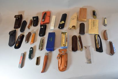 null 28 pocket knives including Laguiole, Opinel... some with a case.
