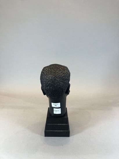 null G. MASSEN

Tête d'africain

Ebène

H. totale: 31 cm.

(Socle)
