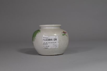 null Lot en porcelaine comprenant :

- 1 coupe polylobée à décor de chrysanthèmes,...