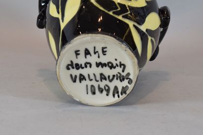null VALLAURIS

Vase en céramique noir à décor de colombes jaunes, signé et numéroté...