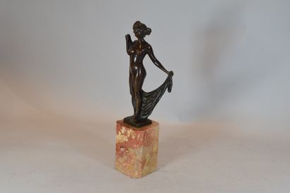 null A. BERNHEIM 

Bronze woman on a marble base. 

Oxidation of the bronze and chips...