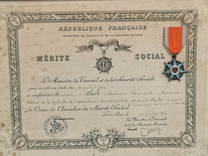 null Lot of two framed pieces:

- A medal of social merit

26x34cm 



- A medal...